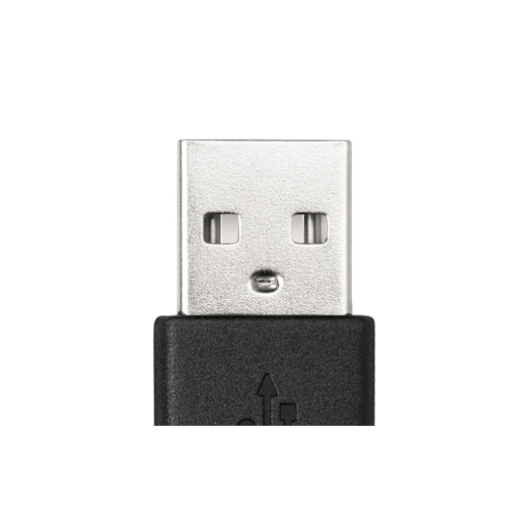 Detalle del conector USB del Logitech MK120 para instalación rápida plug and play en computadoras de oficina y home office.