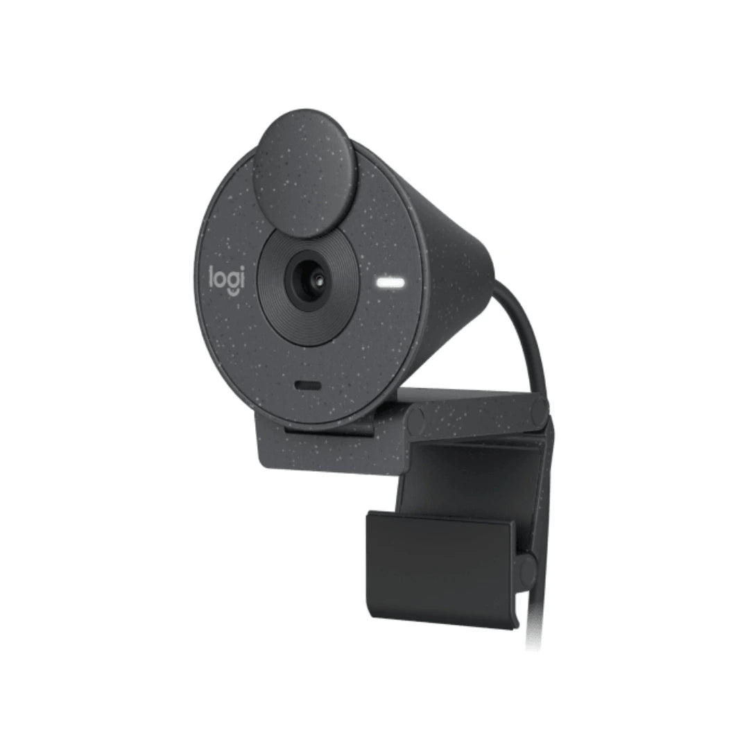 Webcam Logitech Brio 305 en ángulo 3/4 con lente visible y tapa de privacidad, ideal para videollamadas profesionales en escritorio