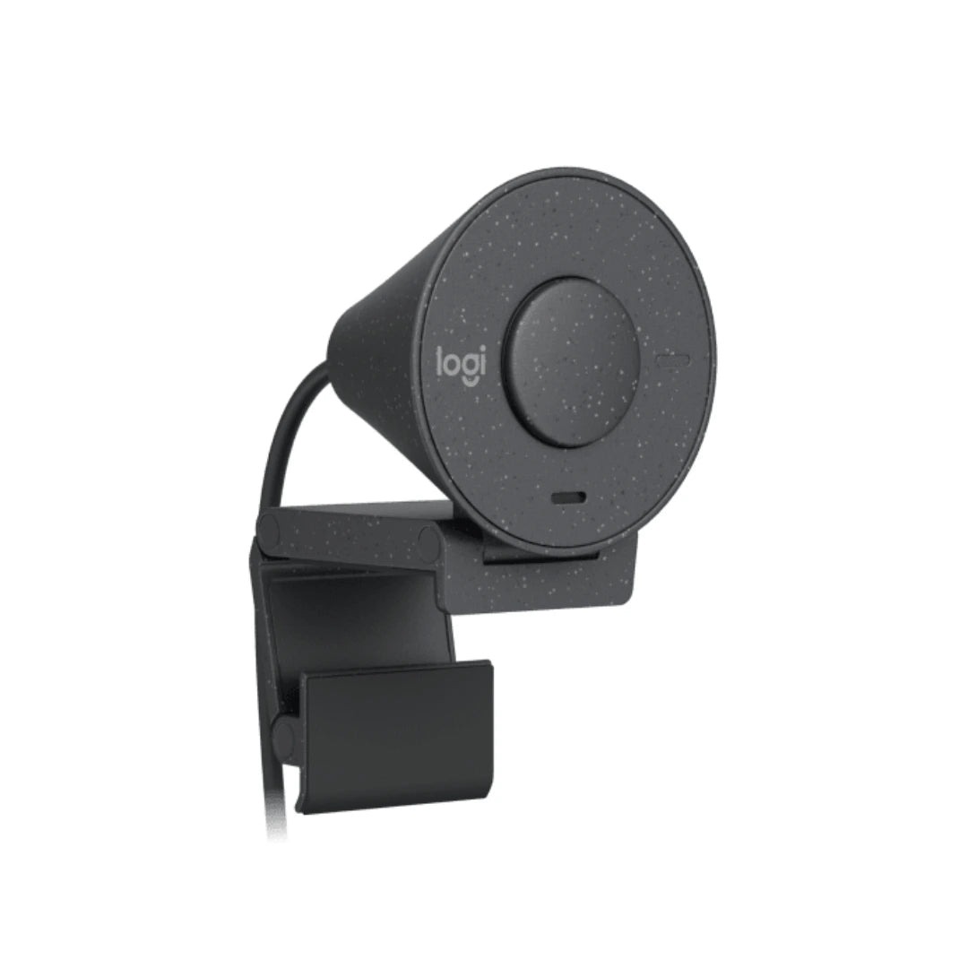 Logitech Brio 305 vista trasera en color grafito con tapa de privacidad cerrada para mayor seguridad en entornos corporativos