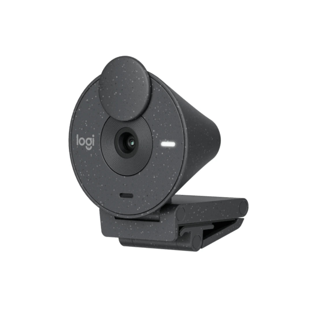 Webcam Logitech Brio 305 vista frontal con tapa de privacidad abierta y lente centrado para imagen clara en reuniones por video Full HD