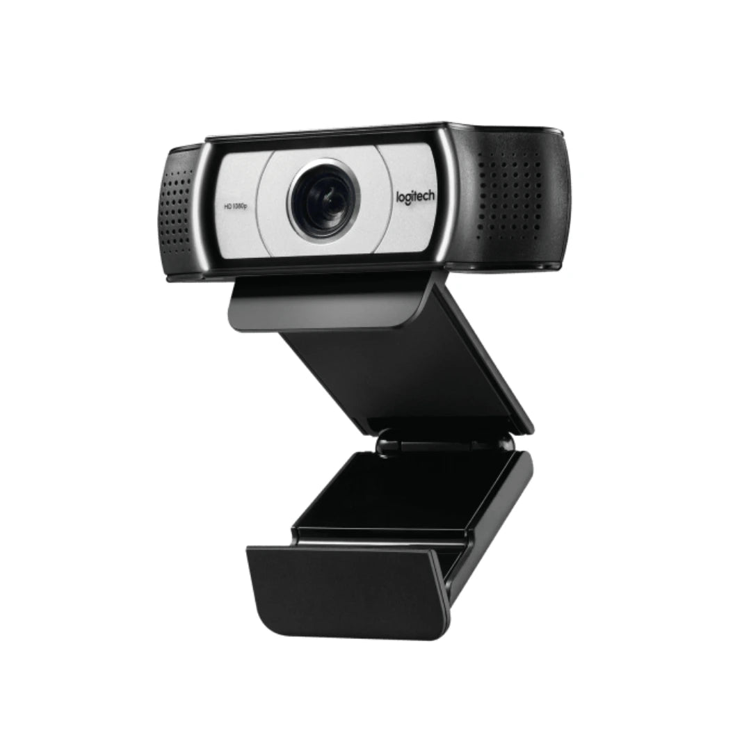 Webcam Logitech C930e en vista diagonal con clip extendido para monitor, diseñada para videollamadas profesionales con imagen nítida.