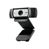 Vista en ángulo de la webcam Logitech C930e con soporte abatible, perfecta para reuniones por Zoom o Teams con encuadre estable.