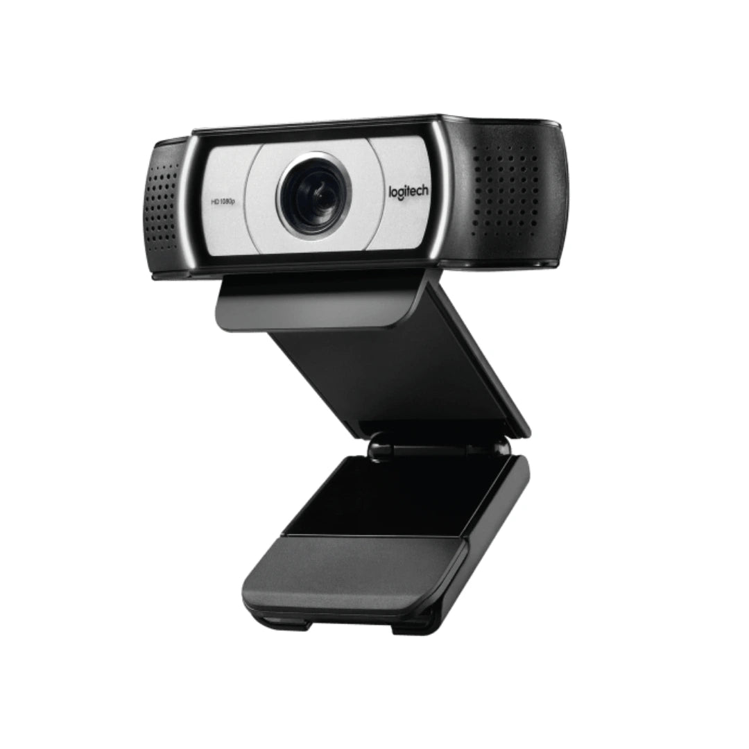 Vista en ángulo de la webcam Logitech C930e con soporte abatible, perfecta para reuniones por Zoom o Teams con encuadre estable.