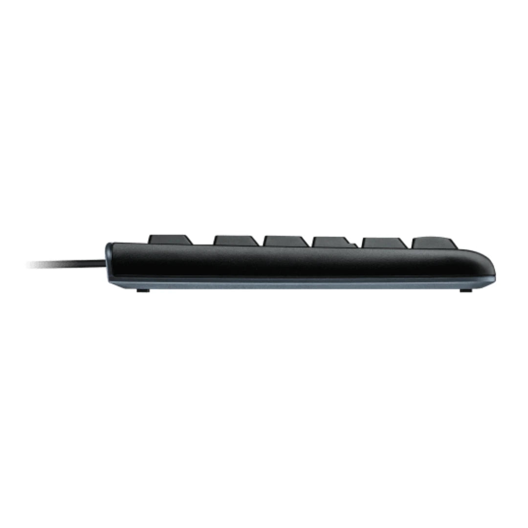 Vista lateral del teclado Logitech MK120 con diseño alámbrico para escritorio, mostrando su perfil para uso cómodo en oficina.