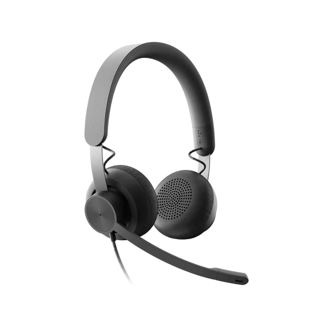 Audífonos Logitech Zone Wired USB con micrófono en varilla, vista en ángulo, pensados para llamadas claras en oficinas abiertas