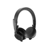 Logitech Zone Wireless 981-000913 con micrófono levantado para silenciar al instante, ideal para llamadas claras en entornos de trabajo con ruido