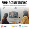 Escena de sala de reuniones con Poly Studio R30 USB video bar instalada sobre la pantalla para videoconferencias sencillas en espacios pequeños, con compatibilidad destacada para Microsoft Teams, Zoom y Google Meet.
