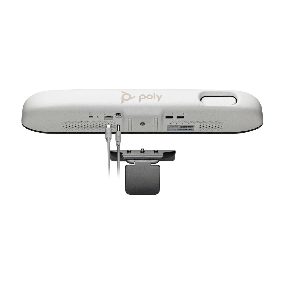 Vista trasera de Poly Studio R30 USB video bar con puertos de conexión y cables instalados, mostrando el sistema de montaje para una instalación profesional en salas pequeñas.