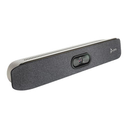 Poly Studio X30 en vista angular con cámara integrada y diseño compacto tipo videobar para salas pequeñas, ideal para videollamadas profesionales y reuniones híbridas