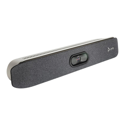 Poly Studio X30 en vista angular con cámara integrada y diseño compacto tipo videobar para salas pequeñas, ideal para videollamadas profesionales y reuniones híbridas
