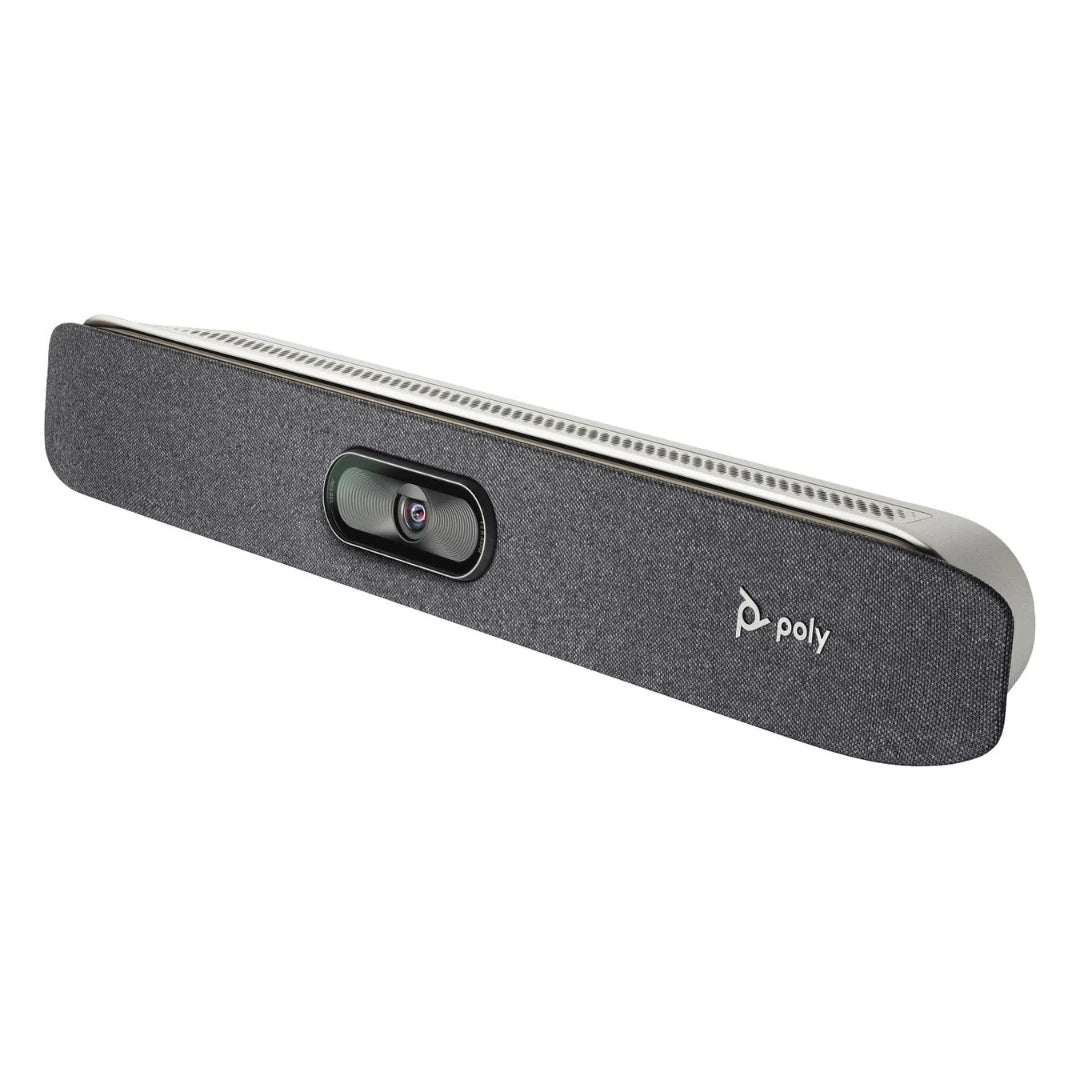 Poly Studio X30 en vista angular opuesta con lente de cámara integrada y acabado textil, barra de videoconferencia compacta para salas pequeñas y reuniones híbridas profesionales